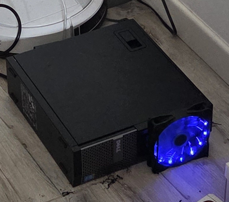 The case with extra 40 mm fans mounted on it