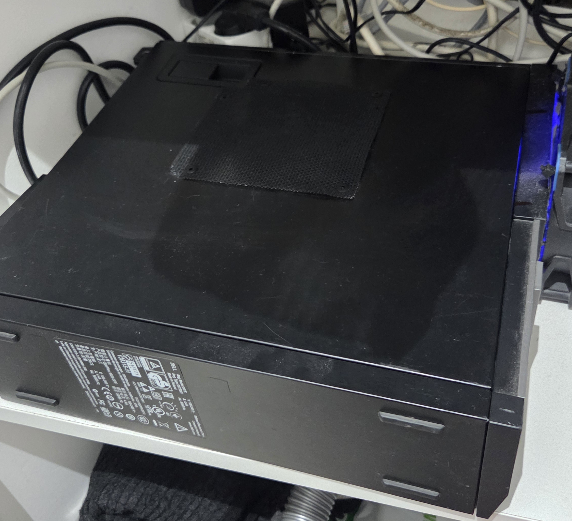 The new side window with a dust filter for the CPU fan